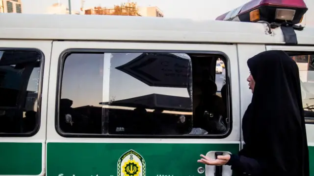 مامور و خودروی گشت ارشاد