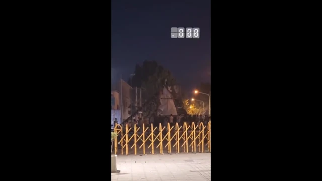 تصویری از پایین کشیدن بنر قاسم سلیمانی در سنندج