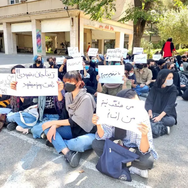 تجمع دانشجویان در اعتراض به مرگ مهسا امینی