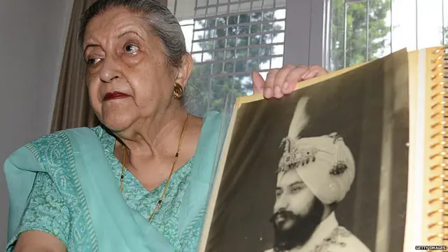 महाराजा हरिंदर सिंह बराड़ की बेटी अमृत कौर 2013 में चंडीगढ़ स्थित घर में अपने पिता के चित्र के साथ
