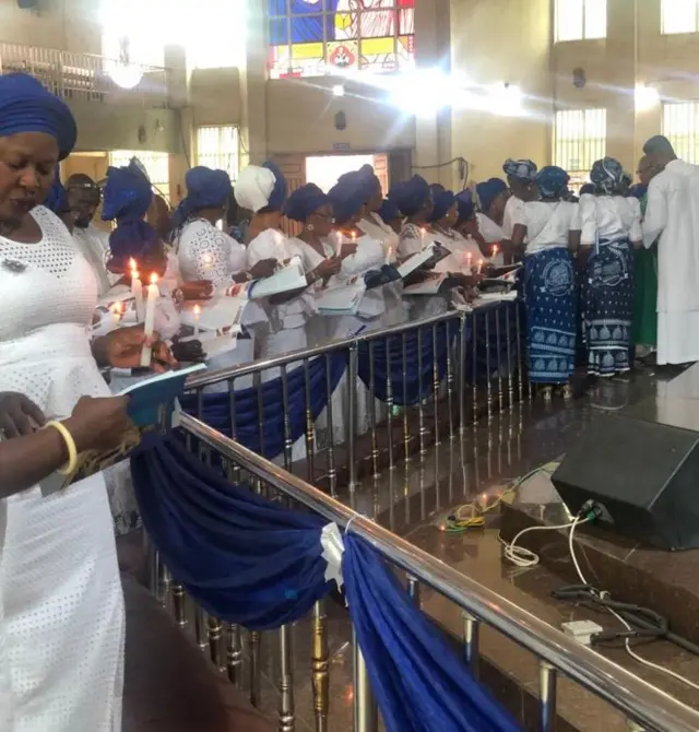 Ndị ụlọụka Katolik n'ụlọ St Brigid's Catholic Church dị na Legọs.