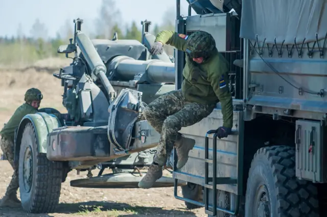 військові