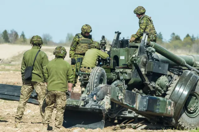 військові