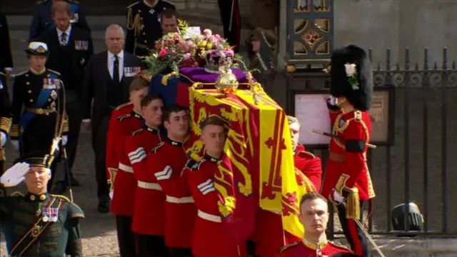 Queen coffin comot Westminster Abbey