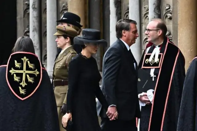 Brezilya Devlet Başkanı Jair Bolsonaro eşiyle birlikte Westminster Kilisesi'ne ulaştı
