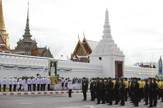 ในหลวงโปรดเกล้าฯ ให้หน่วยราชการในพระองค์ถวายความอาลัยควีนเอลิซาเบธที่ 2