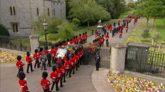 Di Queen coffin dey enta Windsor castle