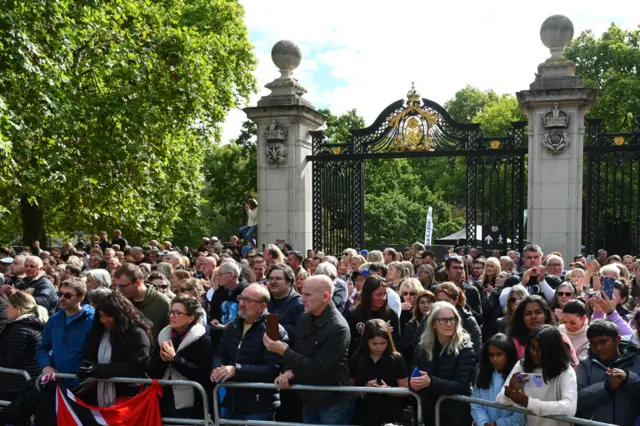 الآلاف يصطفون على طريق الموكب إلى وندسور