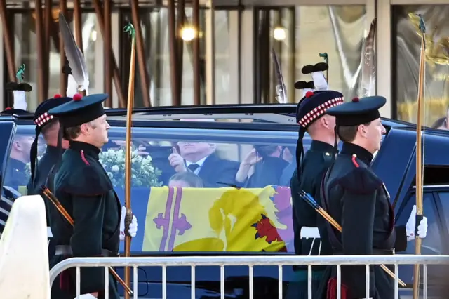 الآلاف يصطفون على طريق الموكب إلى وندسور