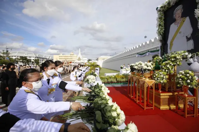 ในหลวงโปรดเกล้าฯ ให้หน่วยราชการในพระองค์ถวายความอาลัยควีนเอลิซาเบธที่ 2