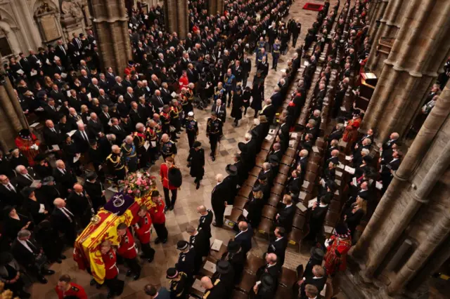 ترنيمة زفاف الملكة تعزف وتغنى في جنازتها