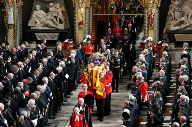 جنازة الملكة إليزابيث الثانية: عزف النشيد الوطني في ختام الجنازة