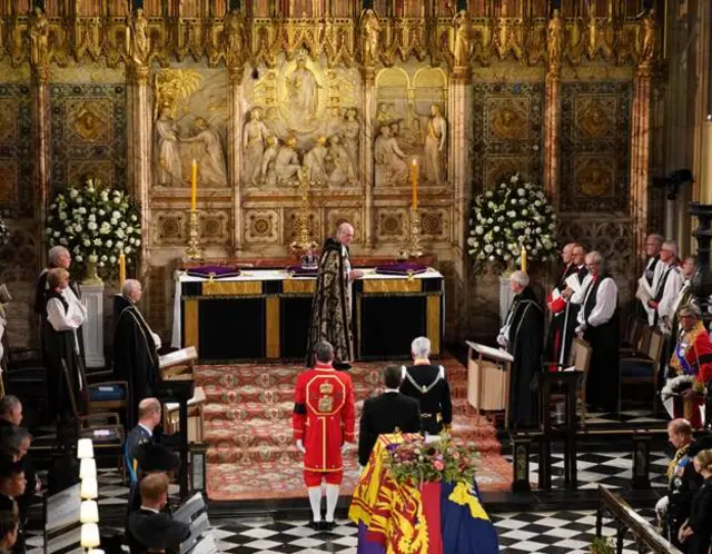 Cena do altar-mor da Capelafortaleza fc palpitesSt George com a coroa após ter sido retirada do caixão