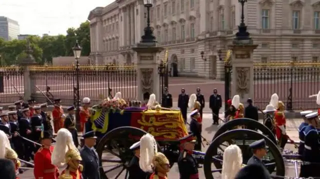 Linh cữu Nữ hoàng đã đi qua Cung điện Buckingham.