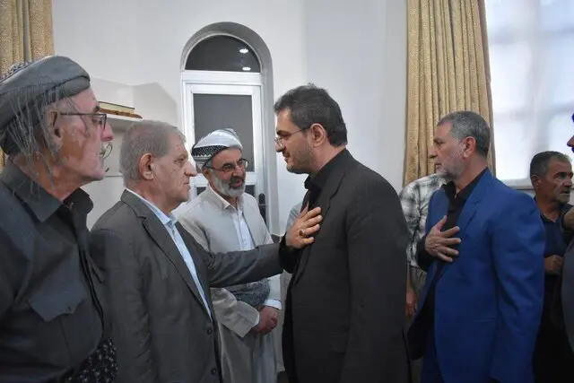 عکسی که خبرگزاری ایسنا از حضور استاندار کردستان در مراسم ختم منتشر کرده است