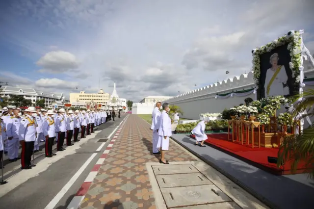 ในหลวงโปรดเกล้าฯ ให้หน่วยราชการในพระองค์ถวายความอาลัยควีนเอลิซาเบธที่ 2