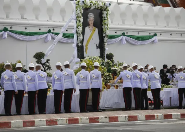 ในหลวงโปรดเกล้าฯ ให้หน่วยราชการในพระองค์ถวายความอาลัยควีนเอลิซาเบธที่ 2