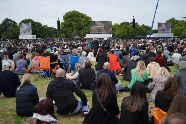 Hyde Park people queen Elizabeth