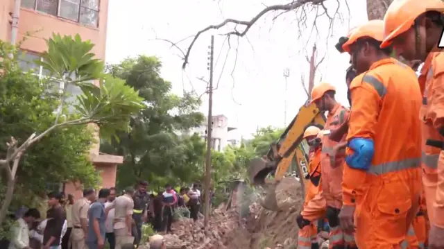 జల్ వాయు విహార్ సొసైటీలోని గోడ కూలి నలుగురు వ్యక్తులు మరణించారు.