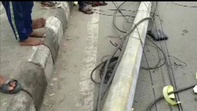 ट्रक की टक्कर के बाद के हालात