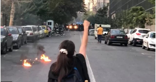 Ọgbaghara adapụtala dịka ndị ngagharịiwe na-agba akwa ha ọkụ n'ihu ọha n'Iran.