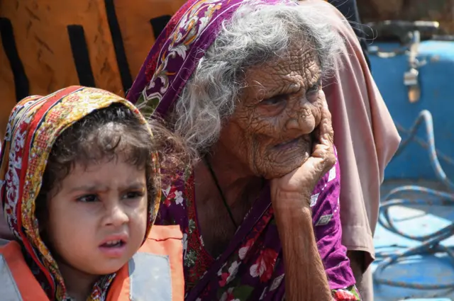बाढ़ पीड़ित महिला और बच्ची
