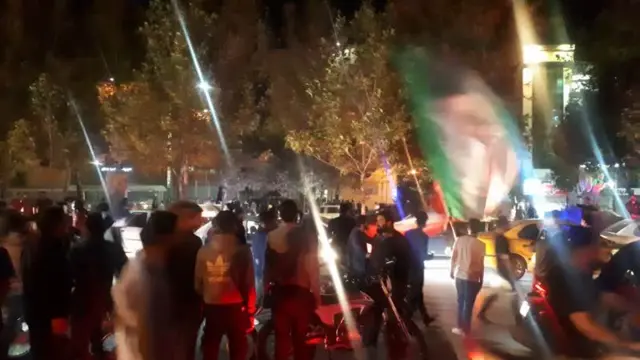 با گسترش اعتراض‌ها، نیروهای بسیجی به کمک نیروی انتظامی، سپاه پاسداران و دیگر نظامیانی آمده‌اند که برخی‌شان با لباس شخصی در سرکوب اعتراض‌ها دست دارند