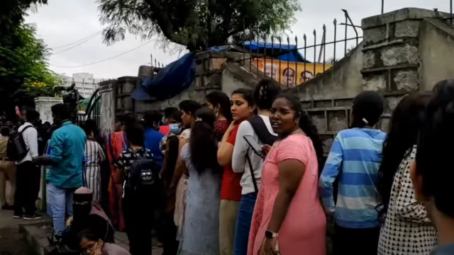 జింఖానా మైదానం వద్ద టికెట్ల కోసం బారులు తీరిన అభిమానులు