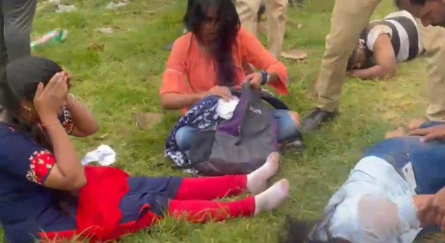 జింఖానా మైదానం వద్ద స్పృహ తప్పి పడిపోయిన అభిమానులు