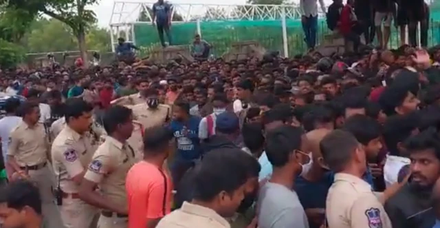 జింఖానా మైదానం వద్ద ఉద్రిక్తత