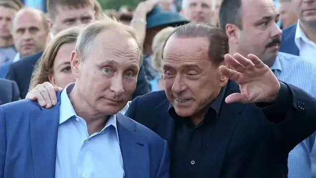 Bw Berlusconi akiwa na Bw Putin wakati wa ziara ya kutatanisha katika peninsula ya Crimea mwaka wa 2015.
