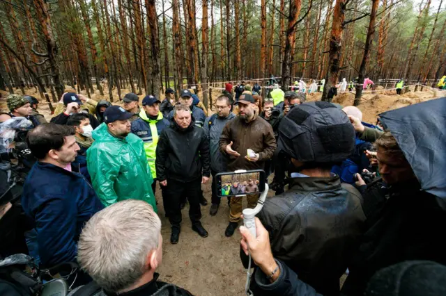 В Ізюмі завершили ексгумацію з місця масового поховання