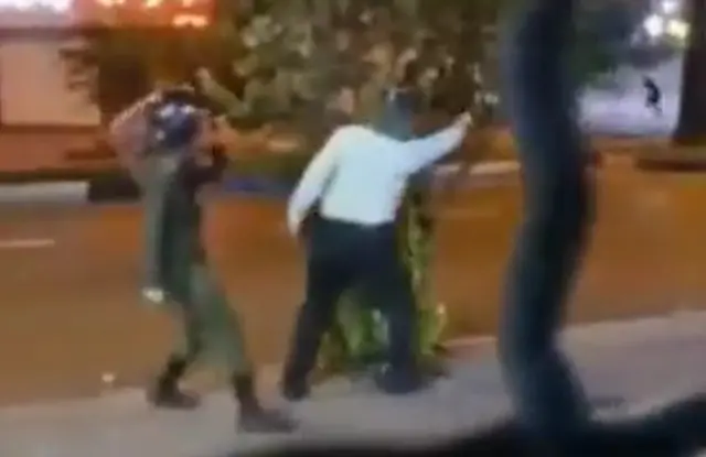 ماموری که به سوی شهروندان شلیک می‌کند
