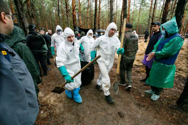 В Ізюмі завершили ексгумацію з місця масового поховання