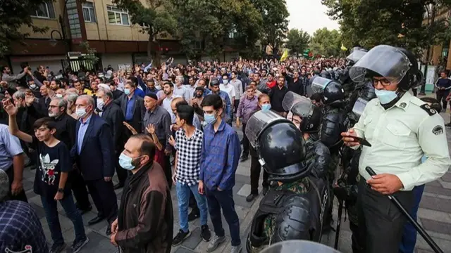 تجمع حامیان حکومت ایران در شهر همدان عصر دیروز برگزار شده بود و حضور نیروهای ضد شورش در محل برگزاری این تجمع دیده می‌شد
