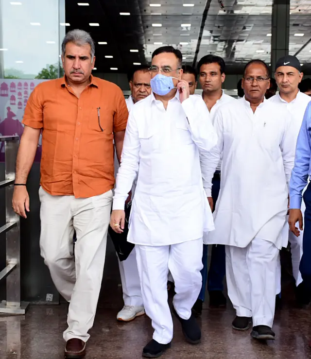 पार्टी महासचिव जयपुर एयरपोर्ट पर