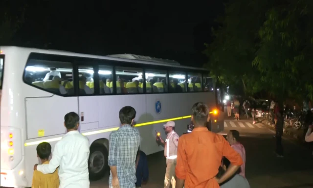 अशोक गहलोत के समर्थक विधायक बस में चढ़ कर विधानसभा अध्यक्ष सीपी जोशी के घर पहुंचे