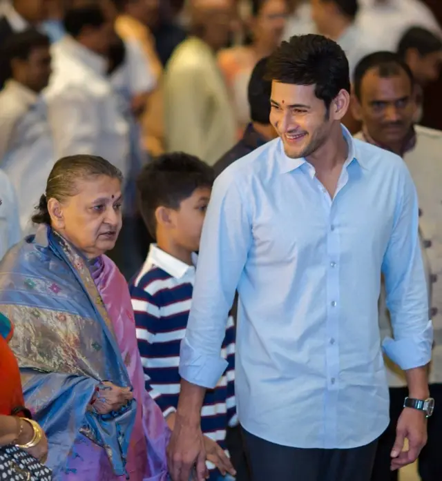 తల్లి ఇందిరా దేవితో మహేశ్ బాబు