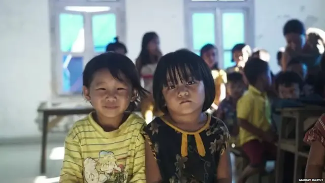 शिविरों में म्यांमार के बच्चे