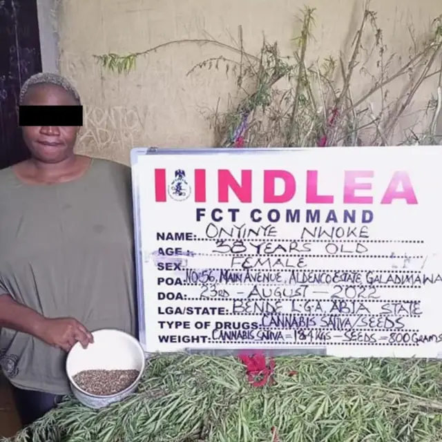 Nwaanyị e jidere na-akụ Igbio be ya