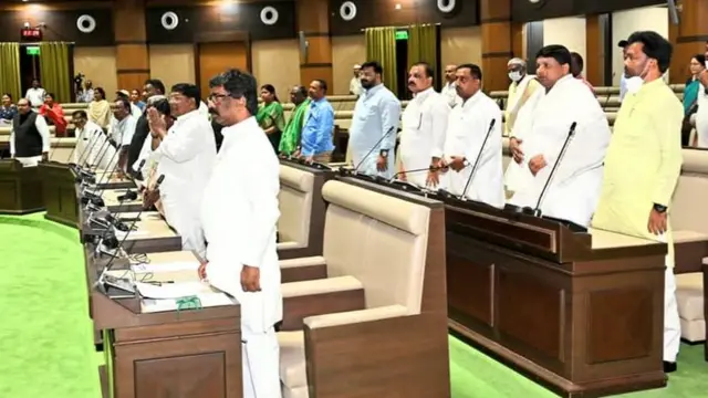 జార్ఖండ్ అసెంబ్లీలో ఆ రాష్ట్ర ముఖ్యమంత్రి హేమంత్ సోరెన్