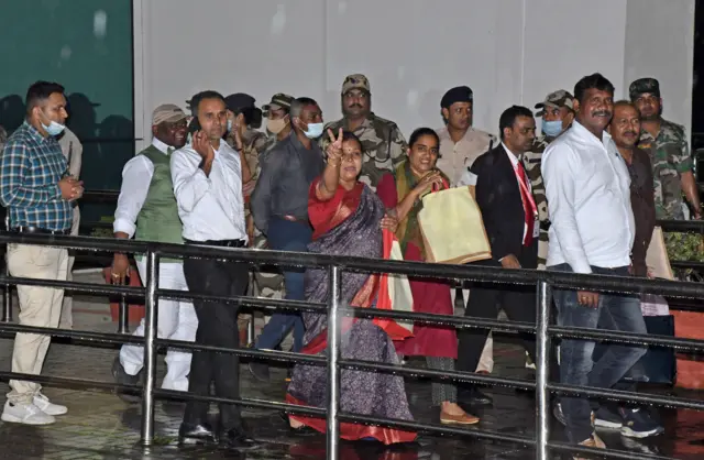 रविवार को रायपुर से रांची लौटे यूपीए विधायक