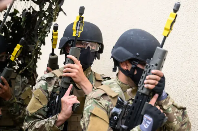 Украинские военные проходят тренировку в Британии