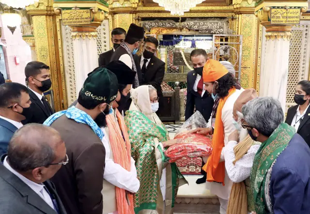 निज़ामुद्दीन दरगाह में शेख हसीना