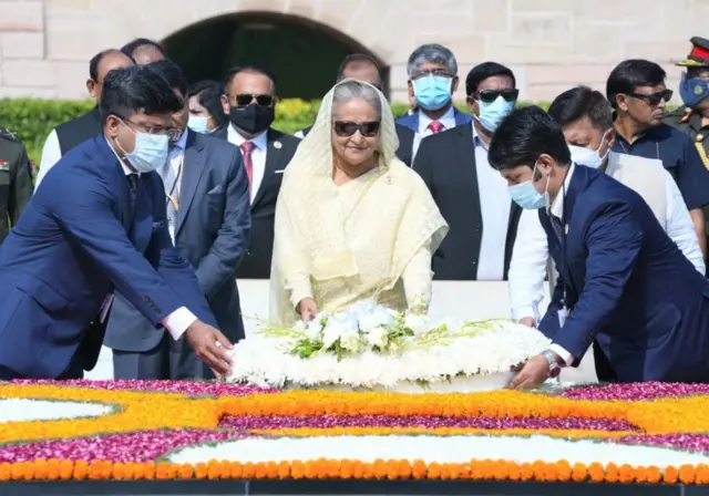 మహాత్మాగాంధీకి నివాళులు అర్పించిన బంగ్లాదేశ్ ప్రధాని షేక్ హసీనా