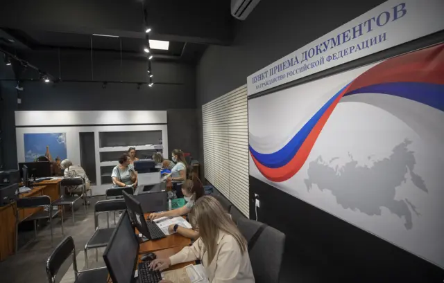 Российские власти организовали на оккупированных территориях пункты выдачи российских паспортов и приглашают на них западных журналистов