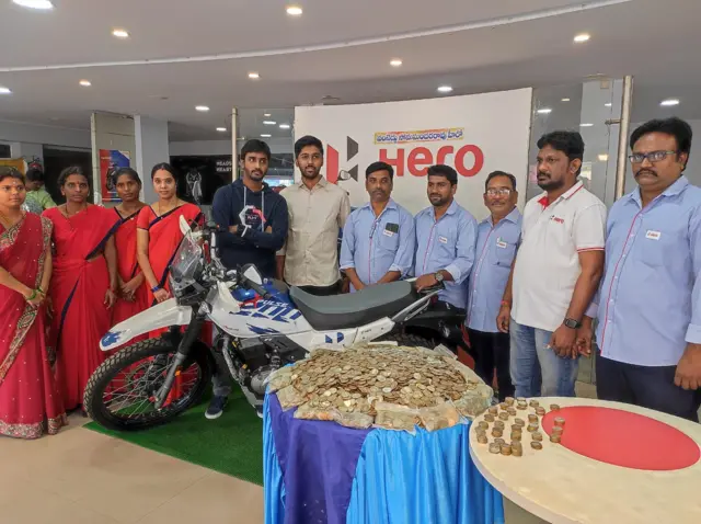 పది రూపాయల కాయిన్లతో బైక్ కొనుగోలు