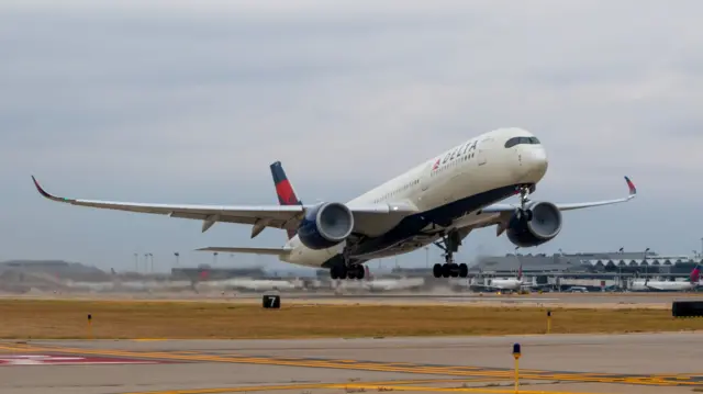 టేకాఫ్ అవుతున్న విమానం