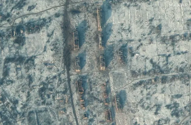 Разрушенные жилые дома в Соледаре
