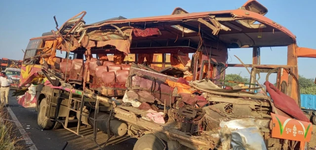 शिरडी जा रही बस और ट्रक में टक्कर